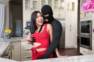 Bạn gái của con trai lén lút với bố Chồng yêu để trả thù má Ông xã khó ở
