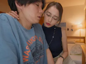 Sau giờ học, người đẹp thường chơi với "cô bé" của mình ở nhà. Thật là khiêu gợi.