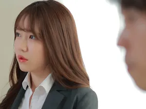 Bà xã dâm hào hứng được ngậm nhiều dương vật một lúc
