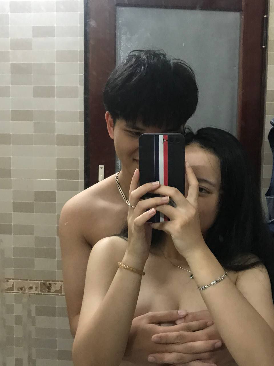 Cô giáo xinh đẹp thích bị quấy rối trên tàu điện