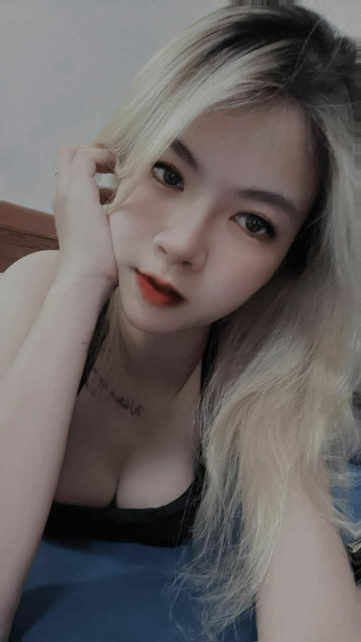 Nữ nhà văn trẻ sống lôi thôi và cậu fan cứng số hưởng